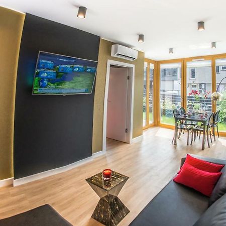 Galaxy Garden Apartment Cracow- Shopping Mall 1Min, Underground Parking, Family Friendly, City Center คราคูฟ ภายนอก รูปภาพ