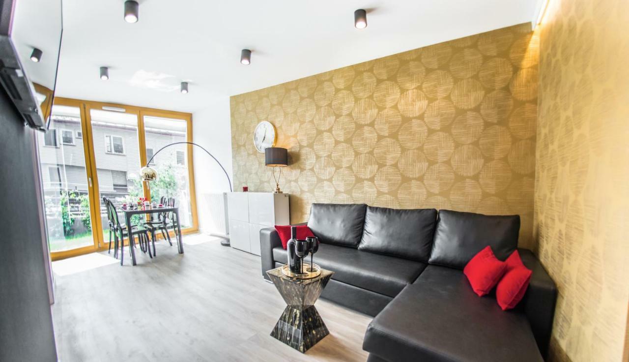 Galaxy Garden Apartment Cracow- Shopping Mall 1Min, Underground Parking, Family Friendly, City Center คราคูฟ ภายนอก รูปภาพ