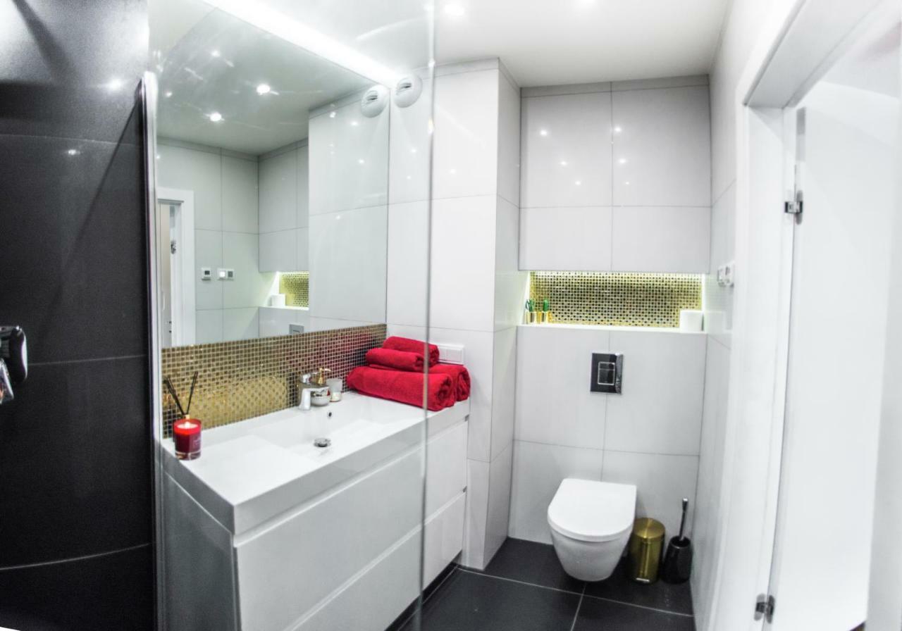 Galaxy Garden Apartment Cracow- Shopping Mall 1Min, Underground Parking, Family Friendly, City Center คราคูฟ ภายนอก รูปภาพ