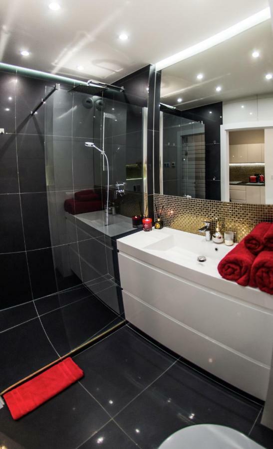 Galaxy Garden Apartment Cracow- Shopping Mall 1Min, Underground Parking, Family Friendly, City Center คราคูฟ ภายนอก รูปภาพ